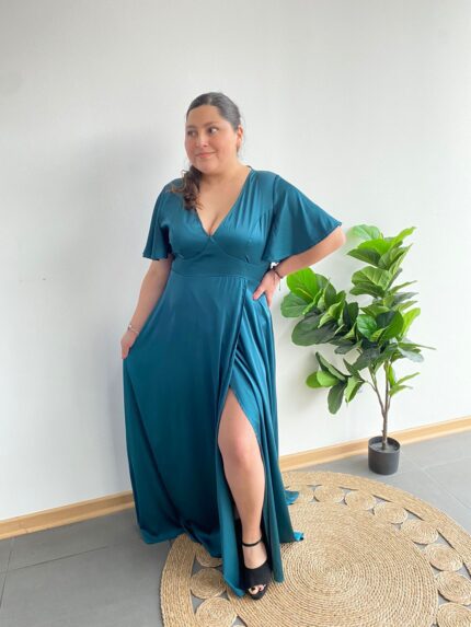 Vestido verde petróleo satinado con vuelos, escote adelante y en la pierna